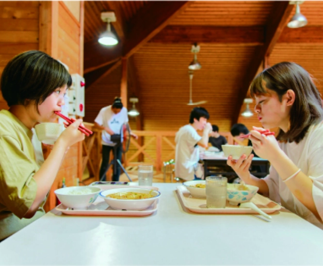 ランチを楽しむ2人の学生