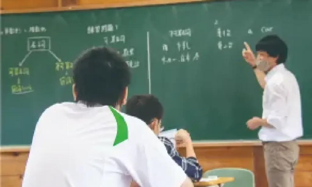 黒板を見る生徒