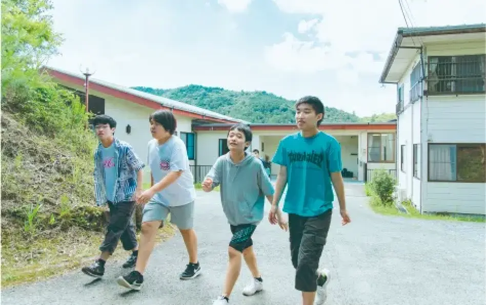 散歩する生徒たち