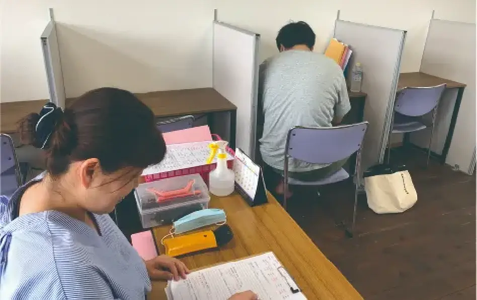 勉強する生徒たち