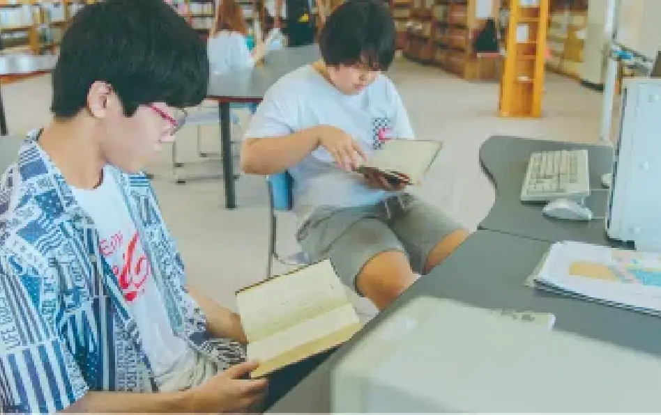 読書する生徒たち